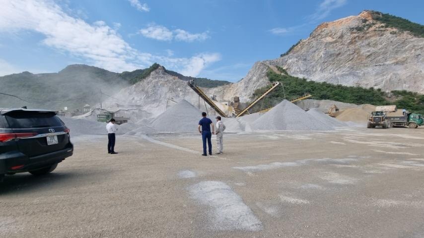 Trạm nghiền đá được Tập đoàn Định An lắp đặt ngay chân công trường để phục vụ thi công thảm bê tông nhựa gói thầu XL11 cao tốc Mai Sơn - QL45.