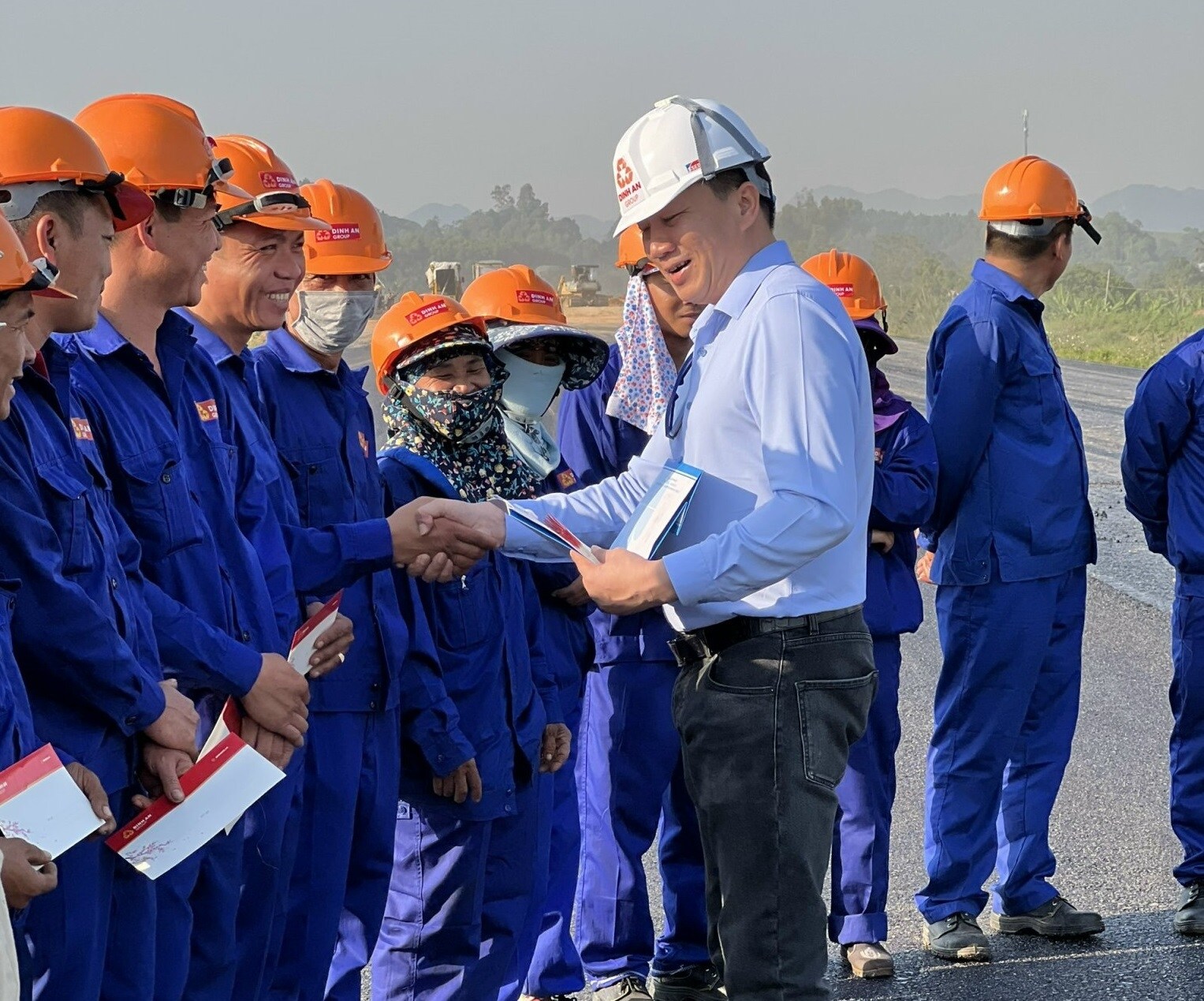 Ông Cao Đăng Hoạt - Chủ tịch HĐQT Tập đoàn Định An cho biết, không chỉ riêng nhà thầu Định An mà các nhà thầu khác đang tổ chức thi công trên cao tốc Bắc - Nam đã phải đối mặt với nhiều khó khăn, thách thức trong quá trình triển khai như: Giá các loại nguyên vật liệu phục vụ thi công (xăng dầu, sắt thép, cát,…) tăng phi mã, dịch bệnh Covid-19,… khiến nhiều nhà thầu càng làm càng lỗ. Trong ảnh: Ông Cao Đăng Hoạt - Chủ tịch HĐQT Tập đoàn Định An thăm hỏi và trao quà động viên công nhân của nhà thầu đang thi công ở gói thầu XL11 cao tốc Mai Sơn - QL45.