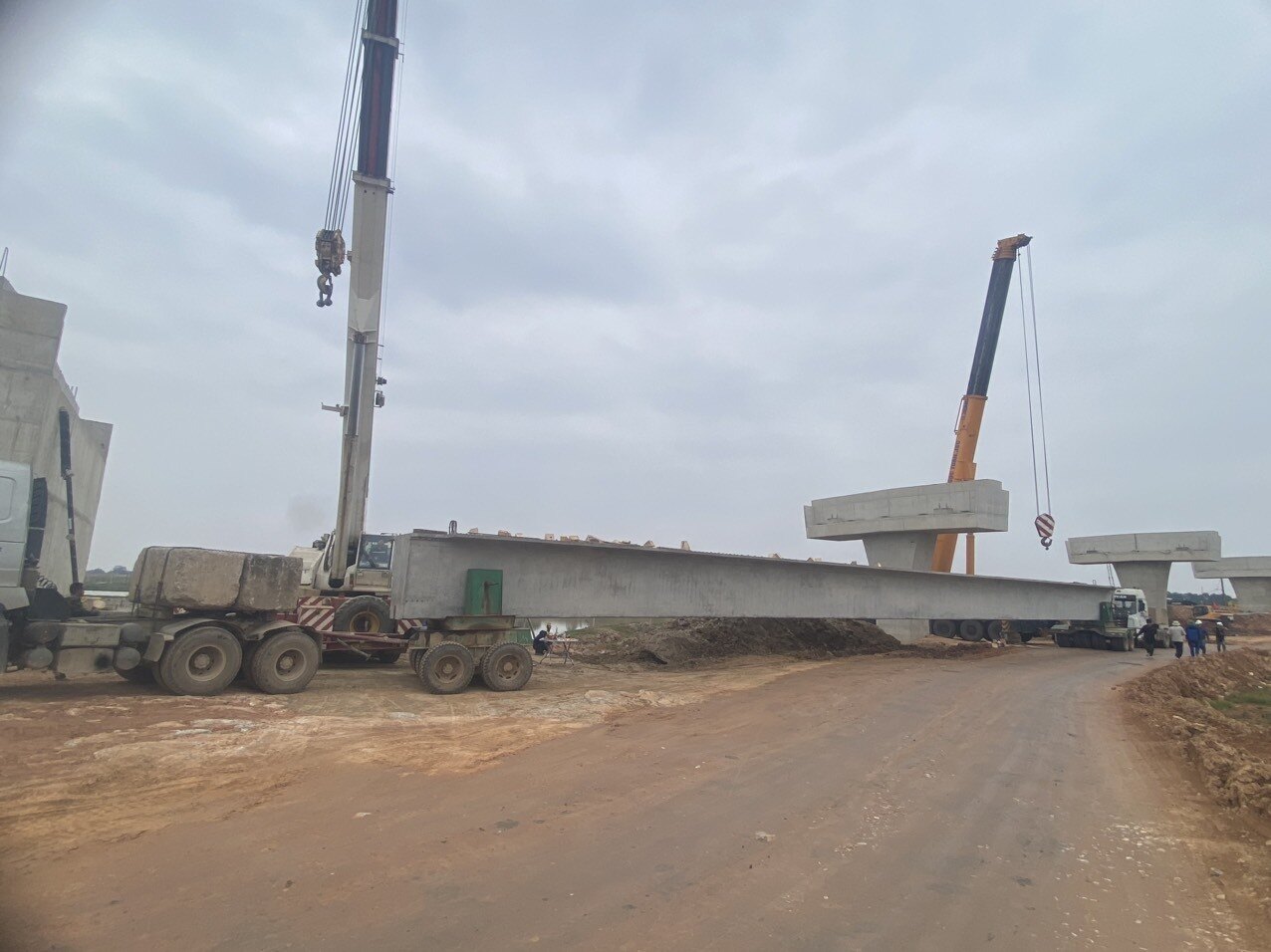 Các đoạn tuyến không phải xử lý đất yếu đang tổ chức thi công lớp K95, còn lại một cây cầu trên tuyến do Định An đảm nhiệm cũng đã gác xong gác dầm để thi công các hạng mục tiếp theo. “Đến nay, sản lượng thi công của nhà thầu Định An tại gói thầu đạt khoảng 50% giá trị hợp đồng. Chúng tôi cam kết sẽ đảm bảo hoàn thành phần việc tại gói thầu XL02 - cao tốc QL45 - Nghi Sơn trước ngày 10/8/2023 theo hợp đồng đã ký với chủ đầu tư là Ban QLDA2”, ông Hóa chia sẻ.