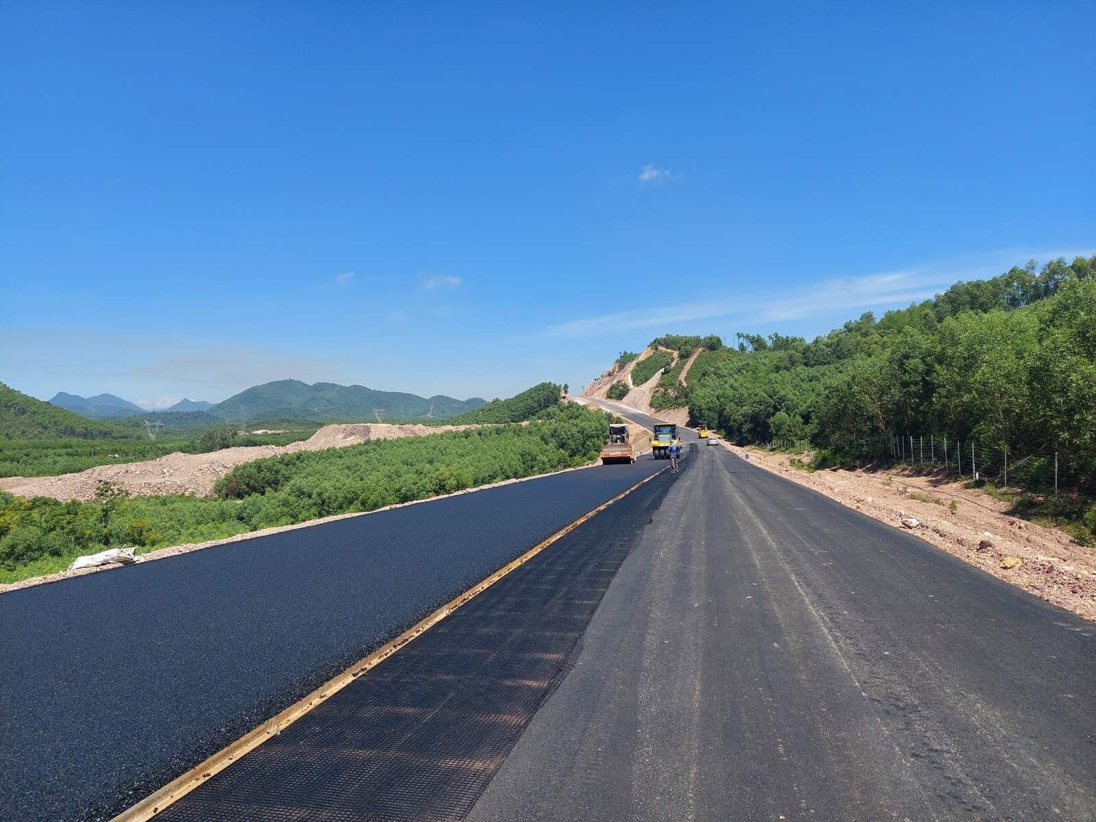 Thông tin về tình hình thi công tại gói thầu XL08 cao tốc Cam Lộ - La Sơn, ông Hoàng Quang Tâm, Chỉ huy trưởng công trường (nhà thầu Định An) cho biết, phần việc của nhà thầu Định An đến nay đã thi công hoàn thành 98% khối lượng theo hợp đồng, riêng hạng mục thảm bê tông nhựa đã hoàn thành 100%. “Hiện nay, chúng tôi đang tập trung thi công các hạng mục phụ trợ như sơn kẻ vạch, hộ lan,… đảm bảo hoàn thành công trình trước 31/12/2022 theo chỉ đạo của Thủ tướng Chính phủ và Bộ GTVT”, ông Tâm nói.
