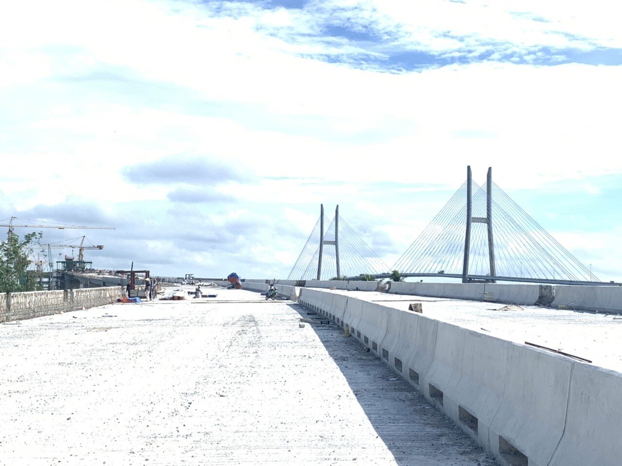 Tại gói thầu XL04 - cầu Mỹ Thuận 2, ông Bùi Văn Thành - Chỉ huy trưởng công trường (Tập đoàn Định An) cho biết, phần việc của nhà thầu Định An tại gói thầu đã hoàn thành 90% khối lượng theo hợp đồng. Toàn bộ kết cấu phần cầu dẫn cầu Mỹ Thuận 2 do Định An thi công đã hoàn thành, nhà thầu đang tiến hành thảm bê tông nhựa mặt cầu và triển khai lắp đặt khoảng 100m lan can còn lại.