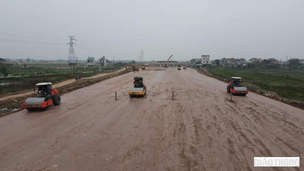 Trên công trường các nhà thầu đang tập trung cho công tác đắp nền đạt K95, K98 để chuẩn bị chuyển sang giai đoạn làm móng, mặt đường.