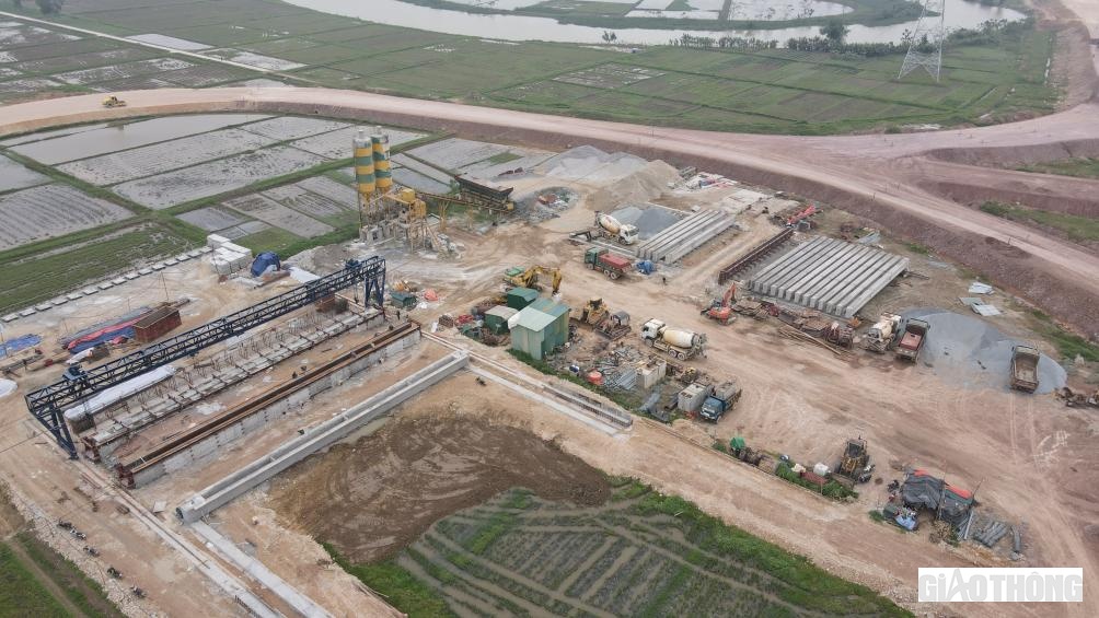 Bãi đúc dầm của các nhà thầu thuộc gói thầu XL04 - đoạn cuối tuyến.