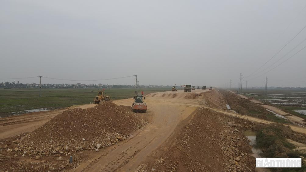 Khắp nơi rộn tiếng xe, tiếng máy...