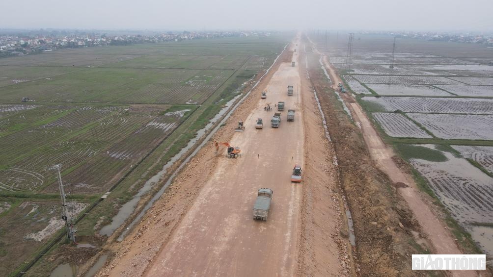 Lượng lớn phương tiện thiết bị được Tập đoàn Cienco 4 đưa vào thi công nhằm hiện thực hóa mục tiêu cán đích sớm hơn 1 tháng.
