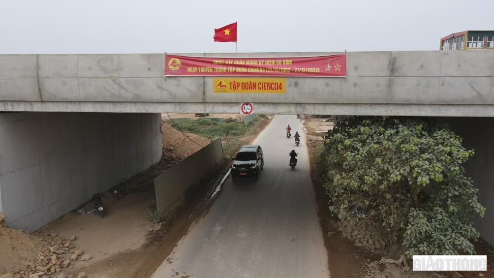 Cờ, băng rôn, khẩu hiệu được nhà thầu căng ở nhiều nơi để thể hiện quyết tâm, cũng là để tạo không khí thi đua cho các kỹ sư, công nhân trên công trường.