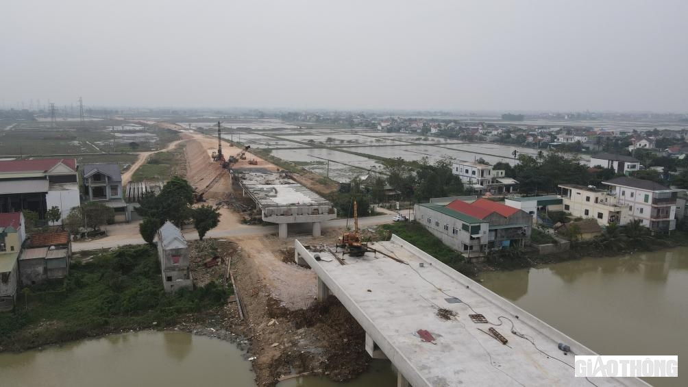 Nhà thầu đưa quân về "chi viện" cho các cây cầu khác trên tuyến.