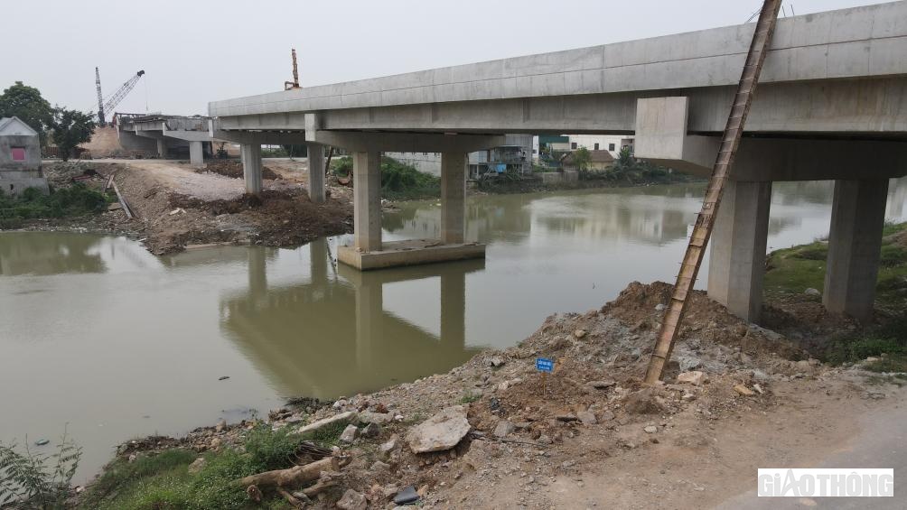 Cầu Gia Hội - từng là cầu gặp khó do vướng GPMB, đến nay đã gác xong 5 nhịp dầm.