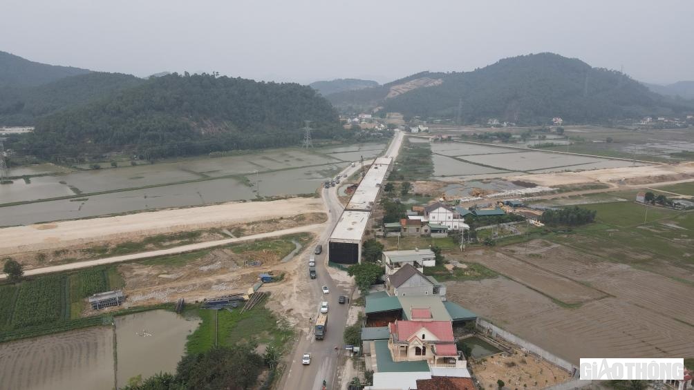 Vì vướng các hộ dân thuộc xã Diễn Yên, Diễn Đoài, nên cầu vượt QL48, nhà thầu Vinaconex thi công xong mố trụ và gác xong dầm từ vài tháng trước, đành rút quân vì không có công địa làm đường dẫn và tường chắn.