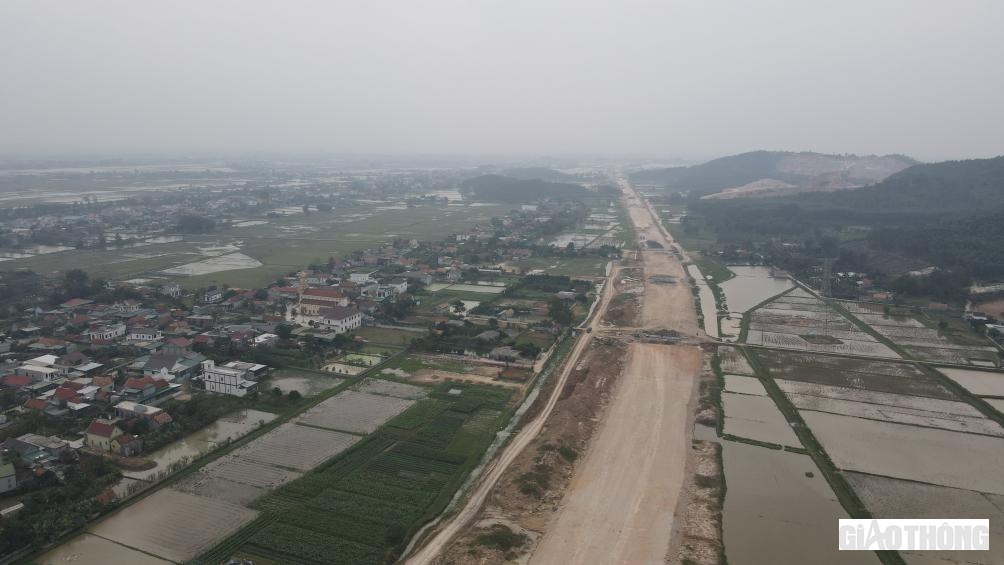 Tuyến đường ven theo khu dân cư rồi xuyên sang đất huyện Quỳnh Lưu.