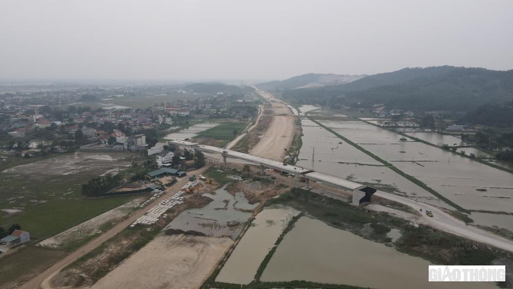 Ở đây tồn tại điểm nghẽn về giải phóng mặt bằng nằm ở nút giao với QL48.