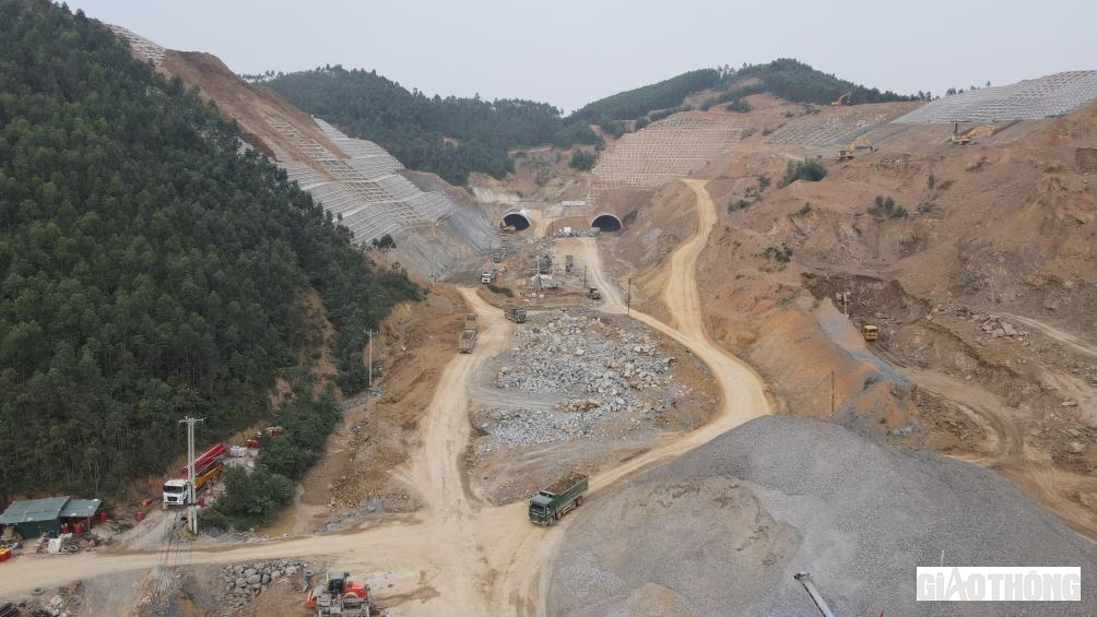 Máy móc thiết bị, vật tư vật liệu không ngừng được đưa tới công trường.