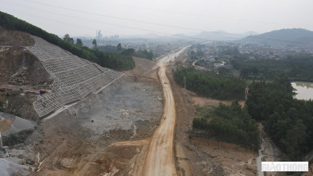 Từ cửa hầm phía Nam, phóng tầm mắt là tuyến cao tốc đi hết địa bàn Tx Hoàng Mai (tỉnh Nghệ An).