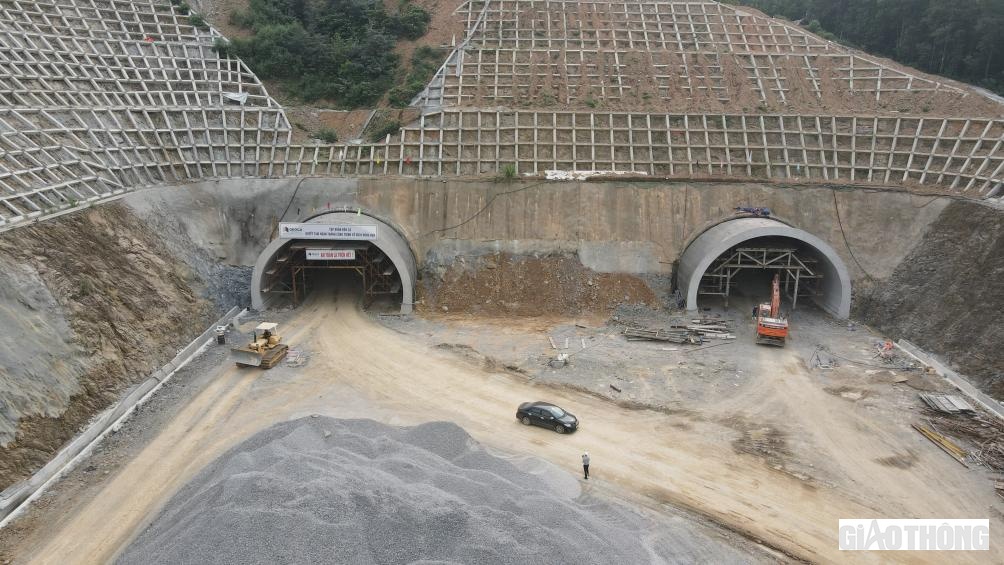 Ở hạng mục thi công 2 ống hầm Trường Vinh, liên danh Tập đoàn Sơn Hải và Tập đoàn Đèo Cả đang thi công chống thấm mái hầm, đổ bê tông vỏ hầm và gia cố mái ta tuy.