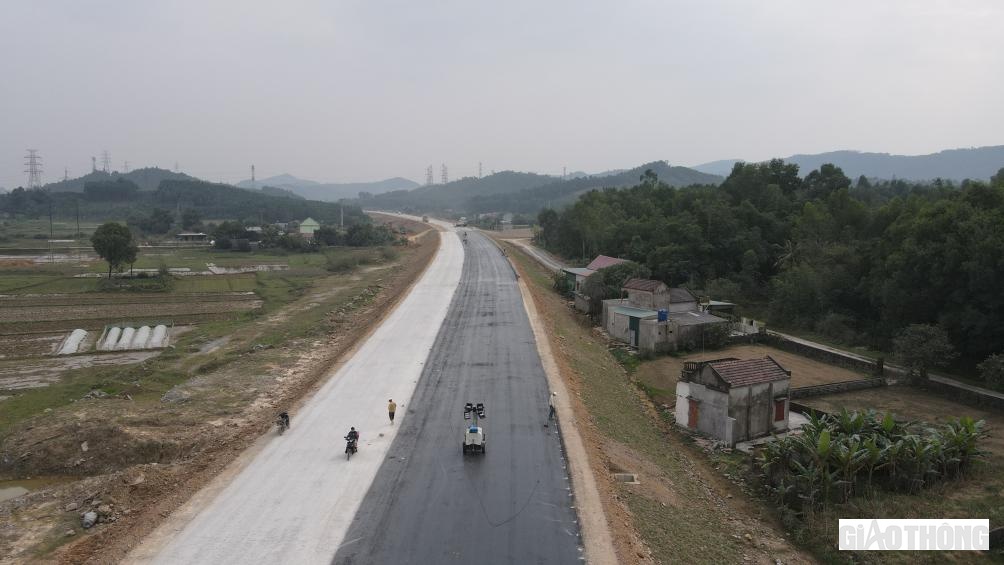 Gói thầu XL01 là điểm sáng nhất của dự án, khi mà các nhà thầu đều đã thi công vượt giá trị sản lượng. Riêng đoạn đầu tuyến do Tập đoàn Sơn Hải thi công đã tiến hành thảm bê tông nhựa lớp 1 được 2,2km.