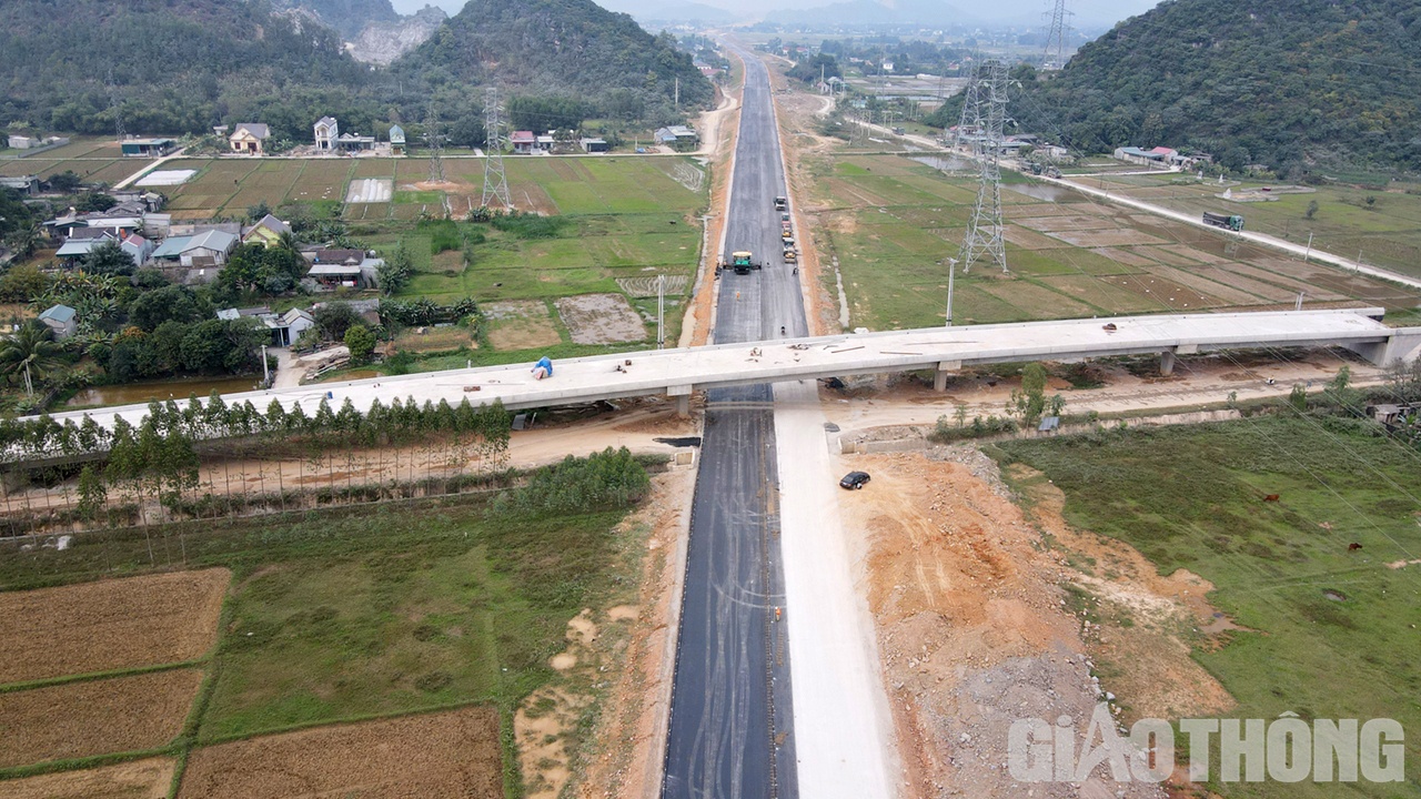 Dự án cao tốc Bắc - Nam đoạn Nghi Sơn - Diễn Châu có tổng chiều dài 50km qua địa phận 2 tỉnh Thanh Hóa (6,5km) và tỉnh Nghệ An (43,5km) với tổng mức đầu tư gần 7.300 tỷ đồng. Qua hơn 1 năm thi công, đến nay tuyến chính của dự án đã cơ bản thông suốt.