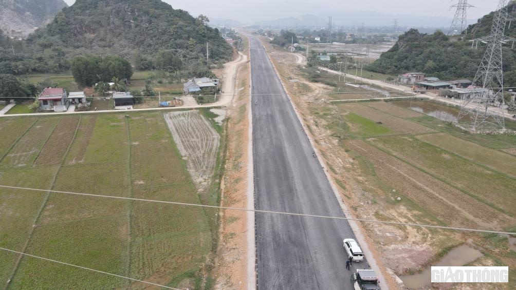 Có lẽ, chính những sự tỉ mẩn, đảm bảo chất lượng từ những công đoạn nhỏ nhất đã giúp cho Tập đoàn Sơn Hải tự tin gửi văn bản xin Bộ GTVT cam kết bảo hành chất lượng đường tới 10 năm.