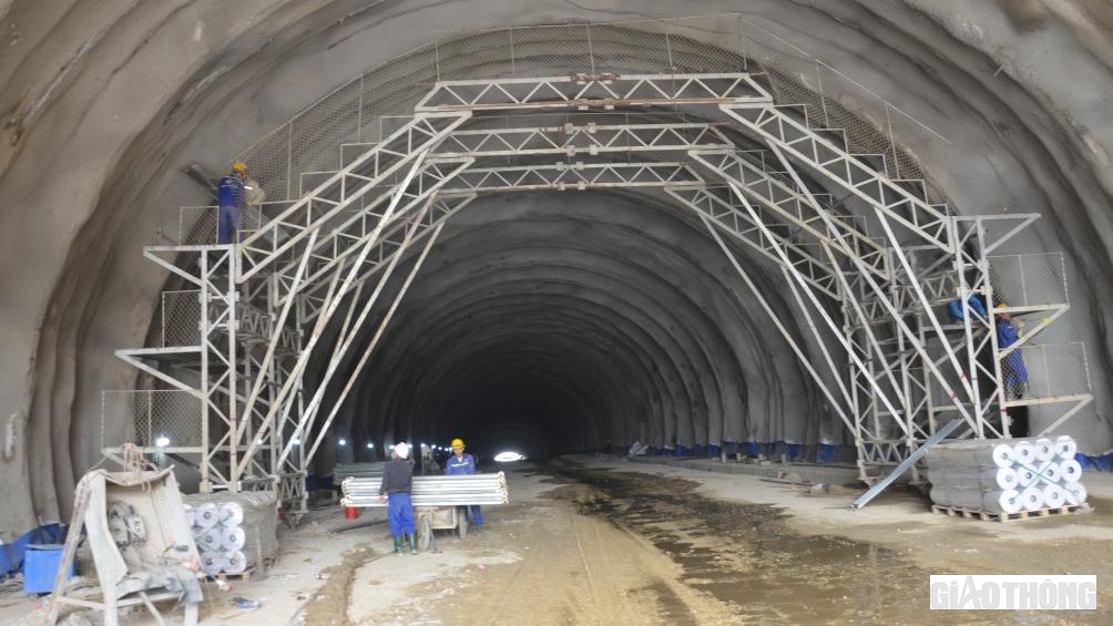 Dù hầm đã thông, nhưng khối lượng công việc vẫn còn rất lớn. Các nhà thầu vẫn không ngừng thể hiện nỗ lực, quyết tâm khi cam kết sẽ hoàn thành hầm sớm hơn dự kiến từ 2 - 3 tháng.