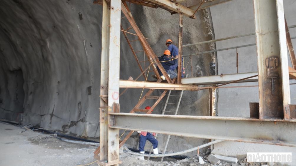 Hệ đà thép định hình theo kiểu ray trượt, đang được lắp đặt để chuẩn bị cho công đoạn đổ bê tông mái hầm.