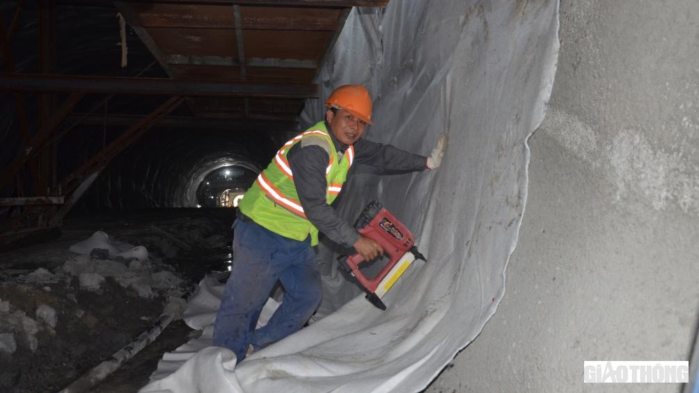 Anh Ngô Phi Quyết (công nhân Tập đoàn Đèo Cả) cho biết: trong công đoạn làm chống thấm và gia cố mái vòm, tôi đảm nhận việc gắn vải địa lên vách. Mỗi ngày tổ chúng tôi bắn được khoảng 40m. Với 66 block, chúng tôi phấn đấu xong trước Tết Nguyên đán.