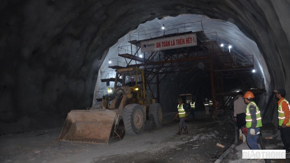 Hơn 1 năm qua các công nhân của 2 đơn vị vẫn duy trì làm việc 3 ca 4 kíp 24/24h.