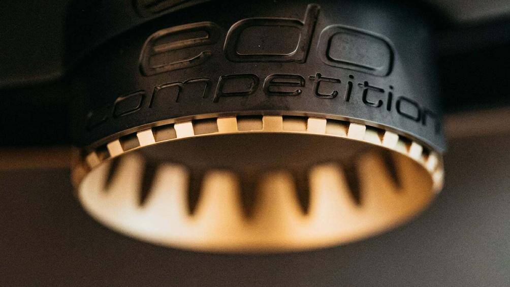 Ống xả được làm bằng thép không gỉ, trang bị bộ giảm âm làm từ nhôm với phần chụp được mạ vàng đẹp mắt