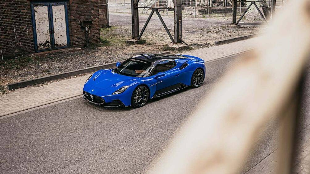 Một cải tiến nổi bật khác là bộ mâm đúc 11 chấu có khối lượng cực nhẹ nhưng lại kích thước lớn, 21 inch ở phía trước và 22 inch ở phía sau