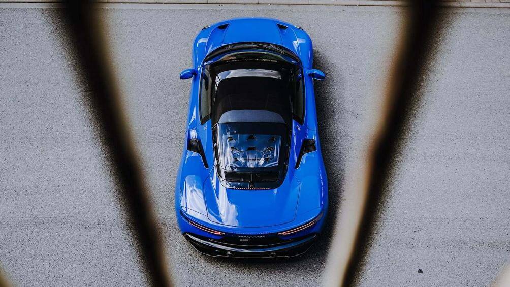 Phía trong là hệ thống phanh hiệu năng cao, đĩa phanh thông gió kích thước 380 mm phía trước và 350 mm ở phía sau