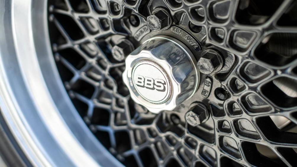 Hỗ trợ thêm cho khả năng vận hành của xe là hệ thống treo từ Bilstein và bộ vành 16 inch của BBS