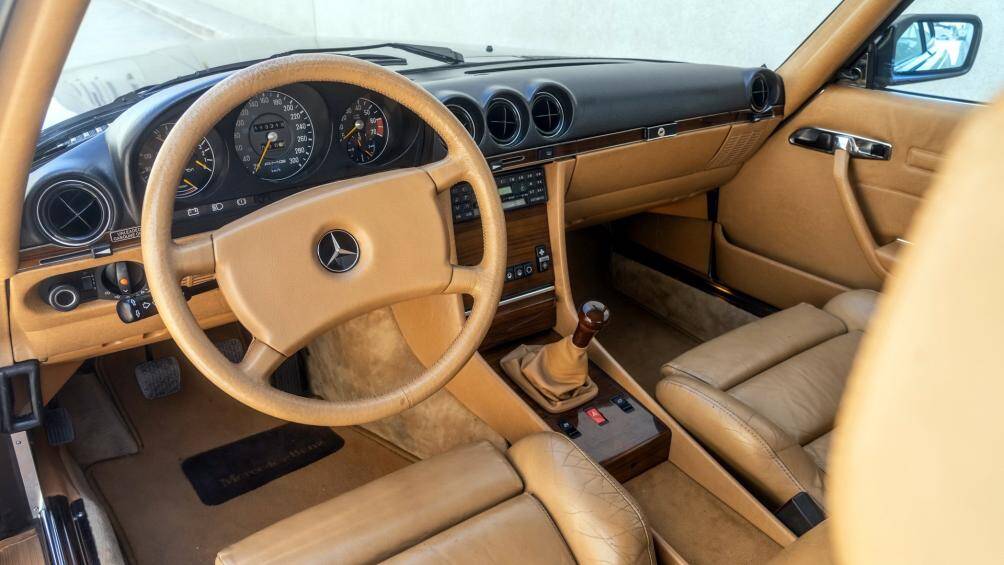 Theo thông tin từ nhà đấu giá, mẫu xe đã qua 3 đời chủ kể từ năm 1985 và đã đi được 182.359 km kể từ khi mua mới