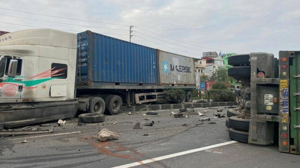 Xe container lao sang làn đường ngược chiều sau vụ tai nạn.