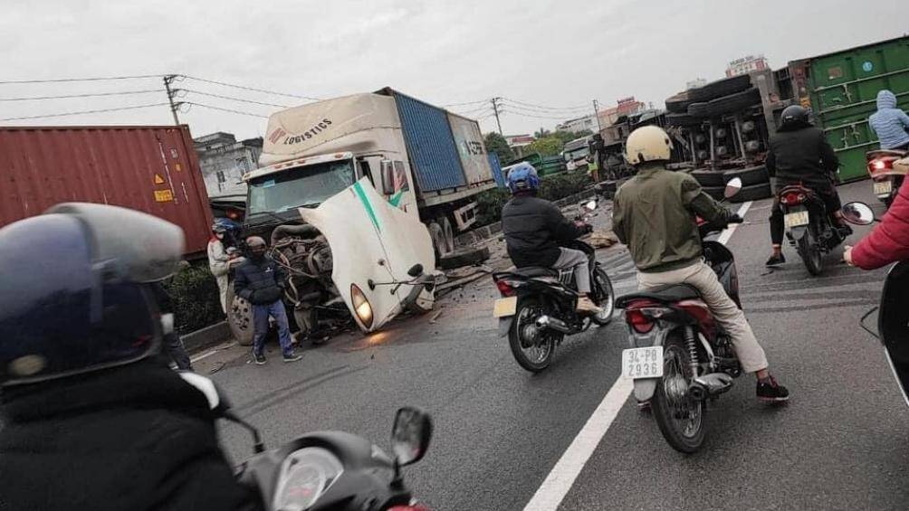 Theo đó, khoảng 6h20 ngày 14/12, xảy ra vụ TNGT liên hoàn giữa 4 xe container và 1 xe ô tô tải tại Km53+ 900 tuyến Quốc lộ 5 (phường Nhị Châu, TP Hải Dương, tỉnh Hải Dương) làm 1 người chết, 2 người bị thương.
