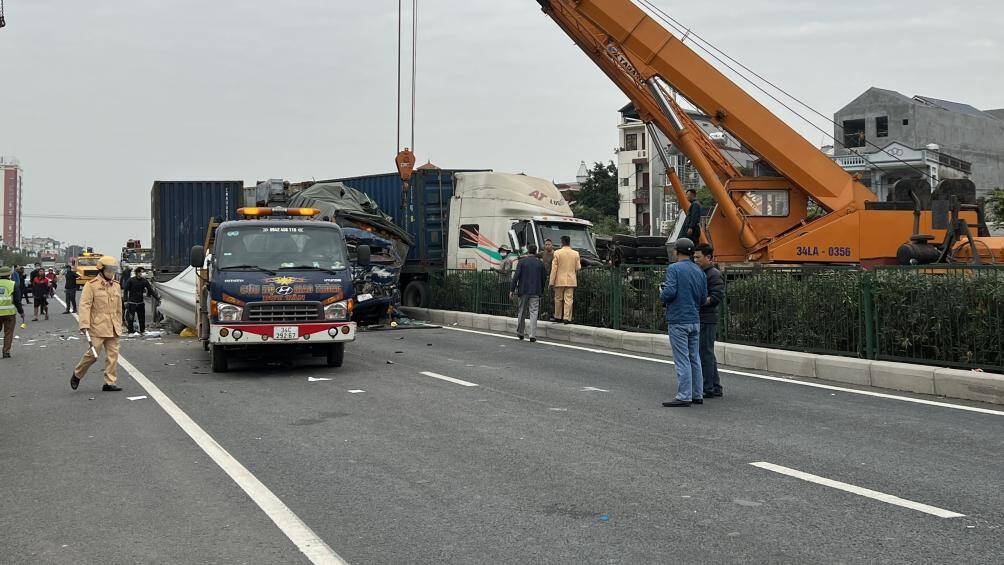 Vụ tai nạn liên hoàn giữa 5 xe khiến giao thông ùn tắc. Lực lượng CSGT cùng các đơn vị khác đưa các xe hư hỏng ra khỏi hiện trường.