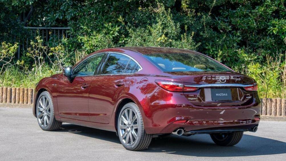 Logo trên chắn bùn trước, bộ vành nhôm 19 inch màu sáng và cửa sổ trời trượt chỉnh điện, có thể lật nghiêng