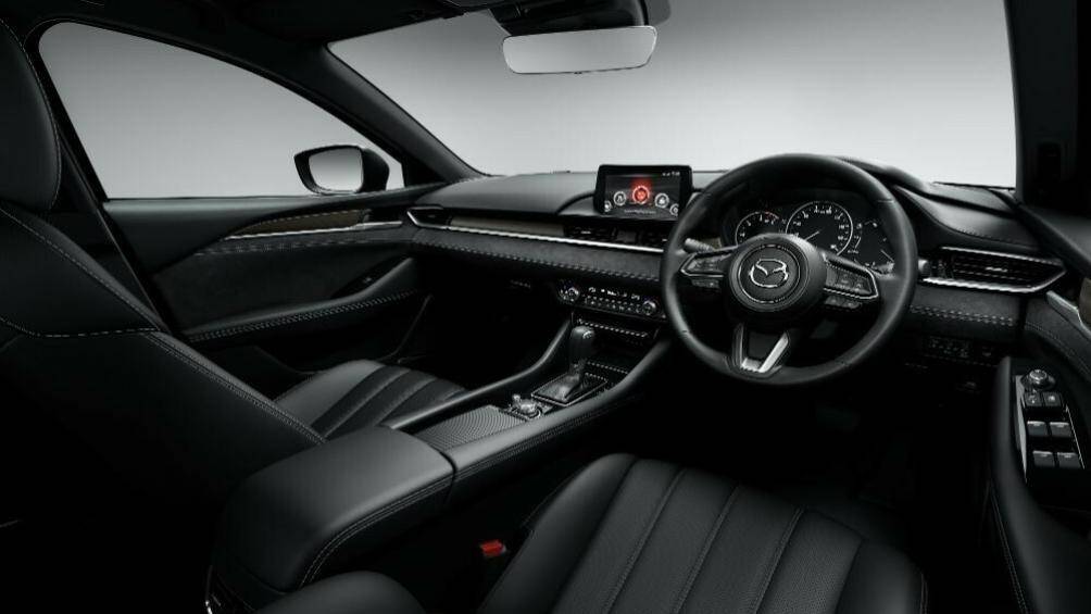 Bên trong bản Sports Appearance là không gian nội thất bọc da màu đỏ đậm phối đen tương phản