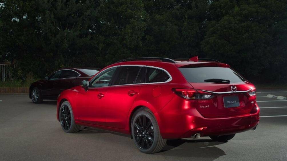 Thêm vào đó là nẹp trên cản trước và baga nóc cũng sơn màu đen nhằm góp phần tăng thêm vẻ thể thao