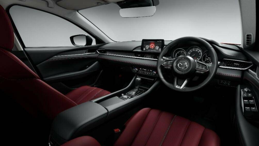 Động cơ này sản sinh công suất tối đa 200 mã lực và mô-men xoắn cực đại 450 Nm, mạnh mẽ hơn trước rất nhiều