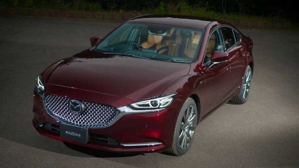 Trong khi đó, Mazda6 2023 phiên bản 20th Anniversary Edition có những điểm nhấn riêng như lưới tản nhiệt sơn màu bạc