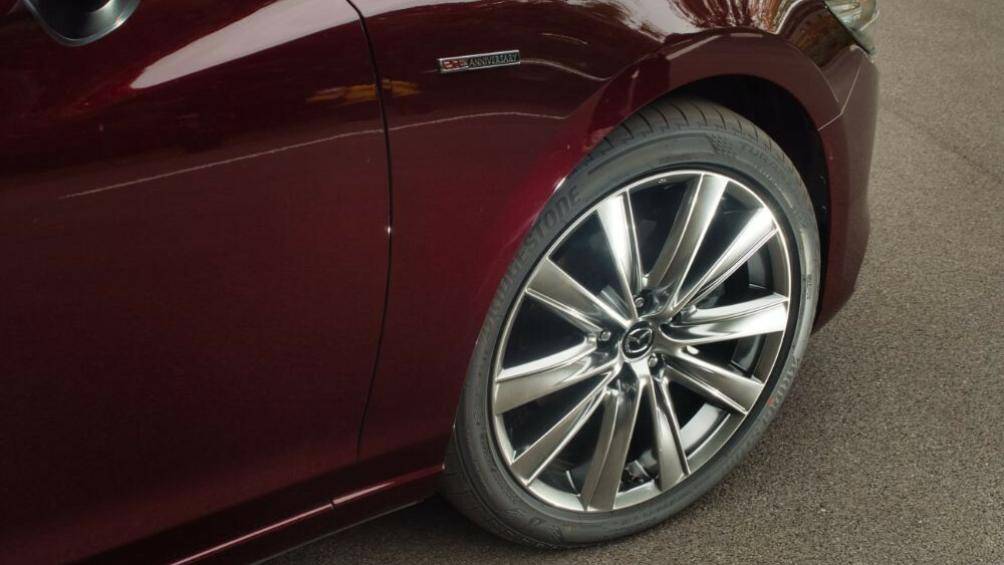 Trong đó, màu đỏ đậm Artisan Red độc đáo sẽ dành riêng cho Mazda6 20th Anniversary Edition