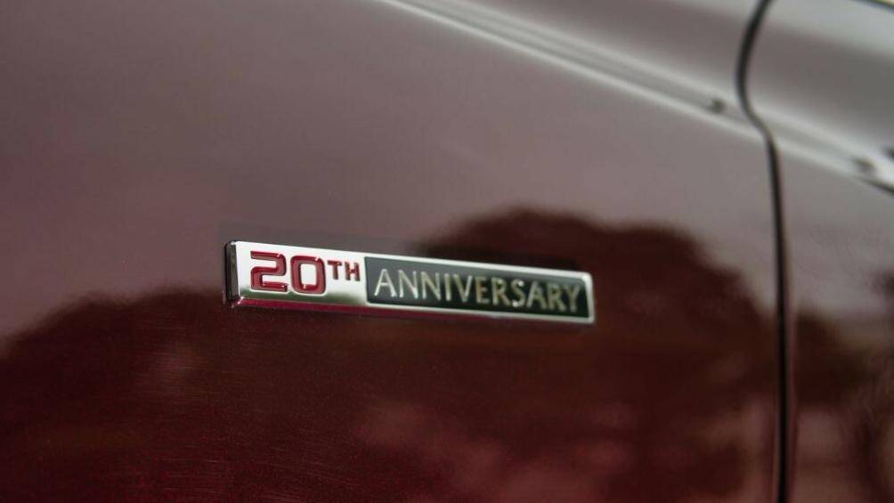 Xe còn được bổ sung những màu sơn ngoại thất là đỏ Artisan Red, trắng Rhodium White và nâu vàng Platinum Quartz