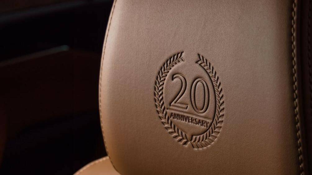 Bên trong xe, Mazda6 phiên bản đặc biệt được nhà sản xuất nâng cấp bằng logo "20th Anniversary" thêu trên tựa đầu ghế
