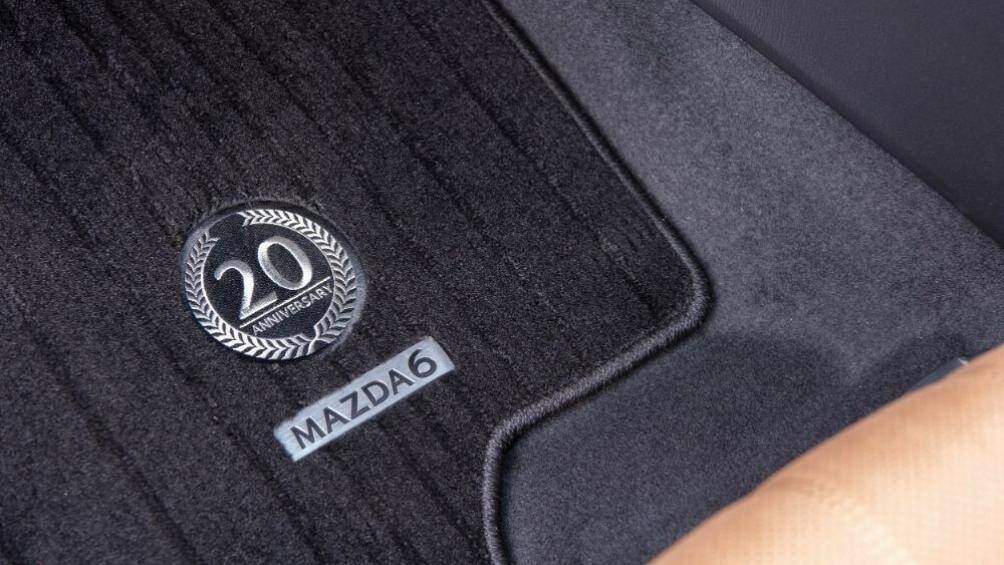 Trong khi đó, Mazda6 20th Anniversary Edition có giá từ 4.422.000 - 4.662.900 Yên (782 - 825 triệu đồng)