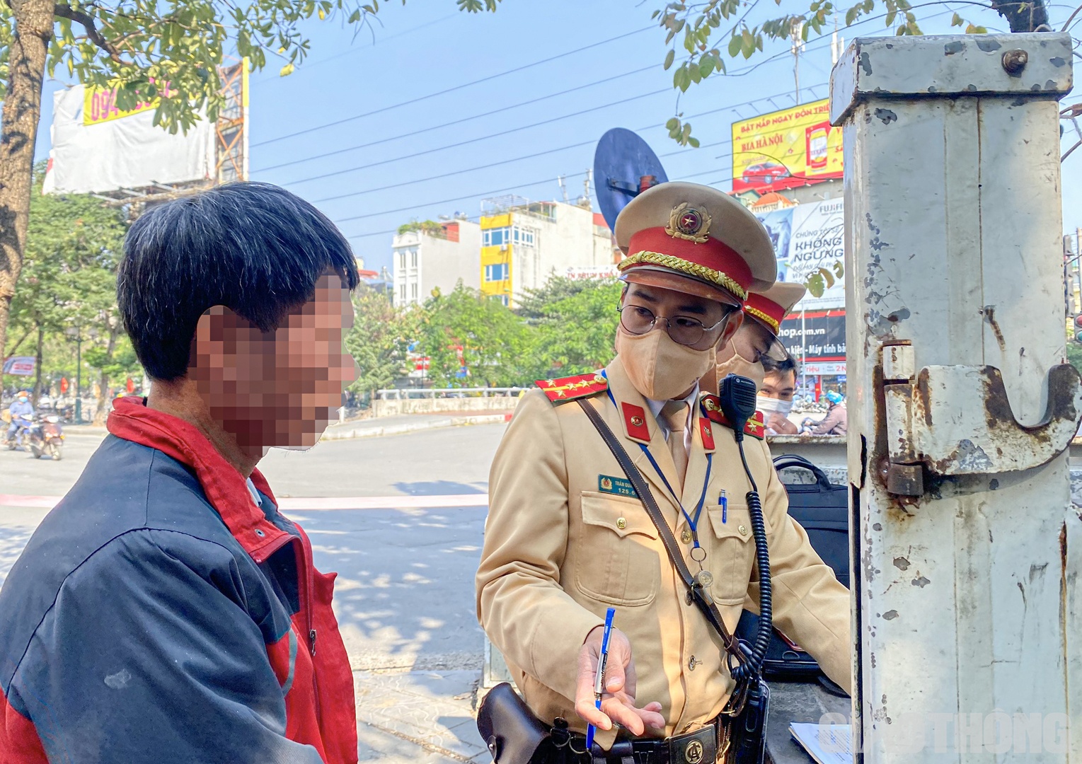 Mặc dù công tác đo nồng độ cồn diễn ra công khai dưới sự chứng kiến của lực lượng chức năng và nhiều người dân, song ông S. vẫn không thừa nhận hành vi vi phạm. Thay vào đó, ông S. biện nhiều lý do, nói rằng mình chỉ uống nước ngọt, không hề sử dụng rượu, bia.