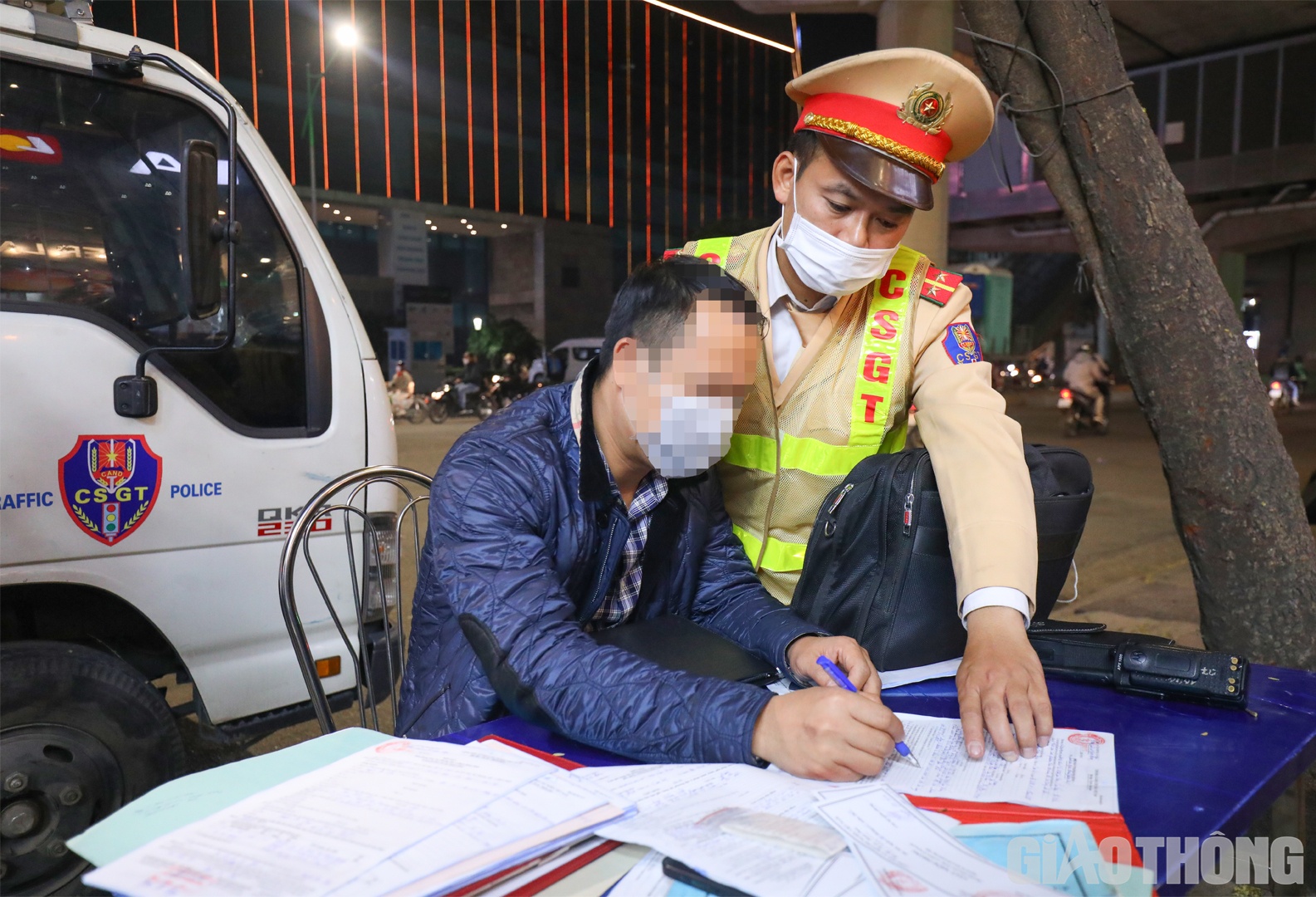 Tài xế V. đã bị tổ công tác lập biên bản, xử phạt 7 triệu đồng, tước giấy phép lái xe 11 tháng và tạm giữ phương tiện 7 ngày.