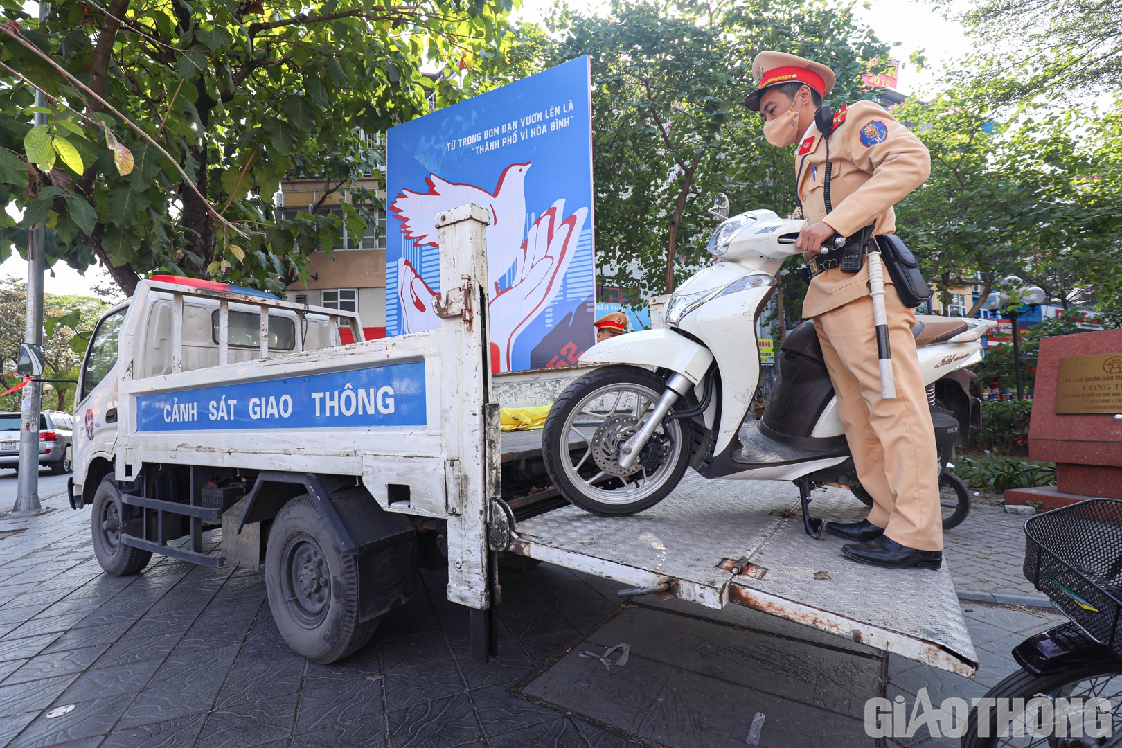 Đại uý Nguyễn Văn Quỳnh, Đội CSGT đường bộ số 4 chia sẻ, trong quá trình làm việc, lực lượng chức năng thường gặp khó khăn như người dân tìm thông tin trên mạng xã hội để “né chốt", mang trong mình tâm lý chống đối hay gọi can thiệp từ người thân... Tuy nhiên, các cán bộ của Đội luôn đổi mới hình thức tuần tra và kiên quyết xử lý vi phạm, tuyệt đối không có cơ chế xin - cho khi đang làm nhiệm vụ.