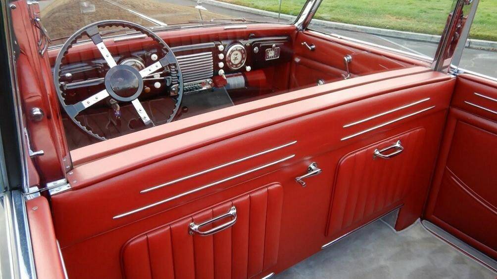 Khoang lái và khoang hành khách của chiếc Delahaye 180 Cabriolet Limousine Convertible 1950 này được tách riêng bằng vách ngăn ở giữa