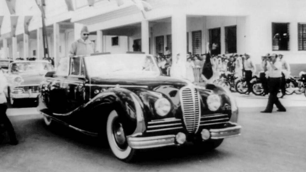 Chiếc xe này được Tiểu vương Mohammed V của Vương quốc Ma-Rốc đặt mua mới vào năm 1950, sau đó truyền lại cho Hoàng tử Hassan II