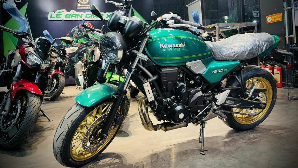 Mẫu xe naked-bike Kawasaki Z650RS 2022 vừa về Việt Nam sở hữu phong cách hoài cổ, kết hợp các trang bị hiện đại