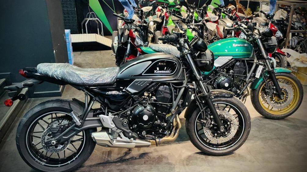 Mức giá xe Kawasaki Z650RS tại Việt Nam được bán ra là 231 triệu đồng với 2 tùy chọn màu sắc xanh lá và xám đen