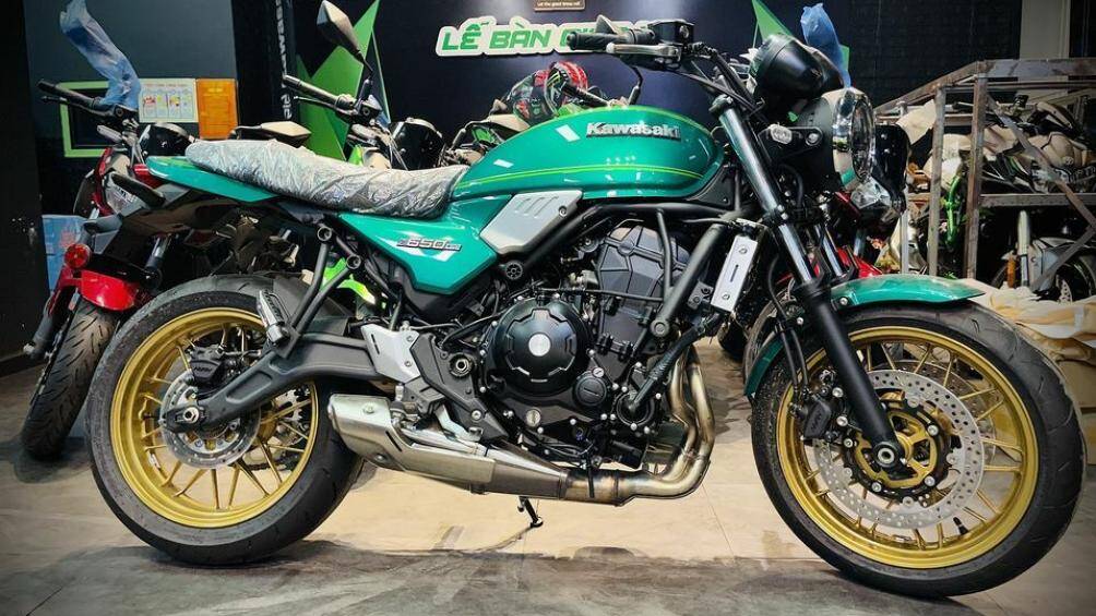 Z650RS chỉ được trang bị cặp giảm xóc trước dạng ống lồng. Cả bánh trước và sau được trang bị phanh đĩa và công nghệ ABS
